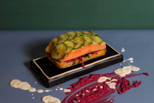 «The Salmon» mit Sesam-Gurken, Citrus Marinade und Wasabi Beets