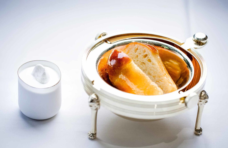 Beste Zutaten und perfekte Verarbeitung machen bei Alain Ducasse auch aus einem schlichten Baba au rhum ein Gourmeterlebnis.