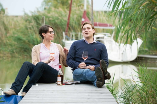 Bernadette und Markus Altenburger geben dem Wein auf ihrem Gut in Jois (siehe nächstes Foto) alle Zeit, die er benötigt.