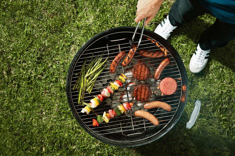 «Beyond Meat» begeistert mit seinem pflanzlichen Fleischersatz die vegane Community ebenso wie die Börsenwelt. Längst hat sich auch die traditionelle Fleischindustrie ihre Anteile am erfolgreichen Start-up aus Kalifornien gesichert.
