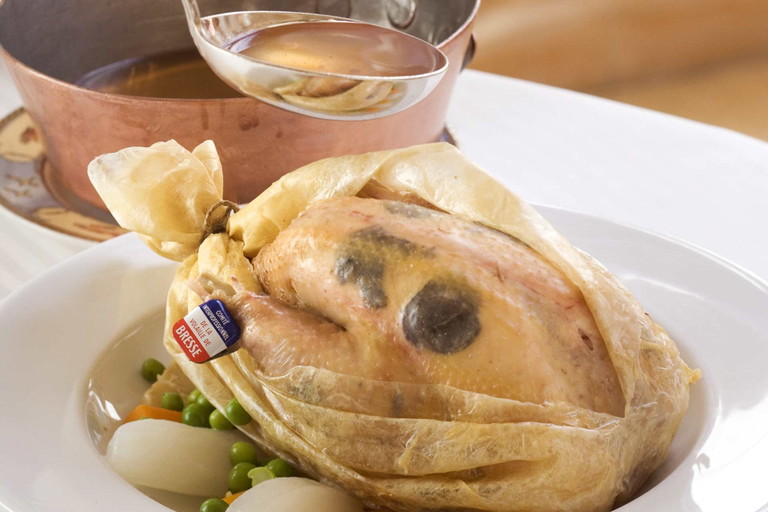 Die 2018 verstorbene Kochlegende Paul Bocuse machte das französische Edelgeflügel in aller Welt berühmt.&nbsp;Eines seiner Highlights: Bresse-Poulet&nbsp;mit Trüffelstücken unter der Haut.