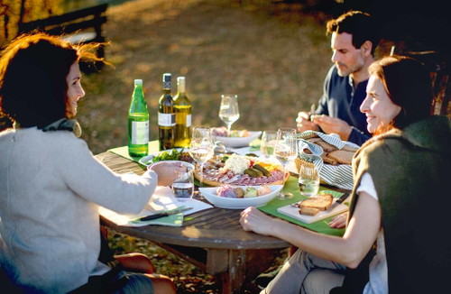 Die steirischen Buschenschanken bieten traditionelle kalte Platten und Weine aus der Region.