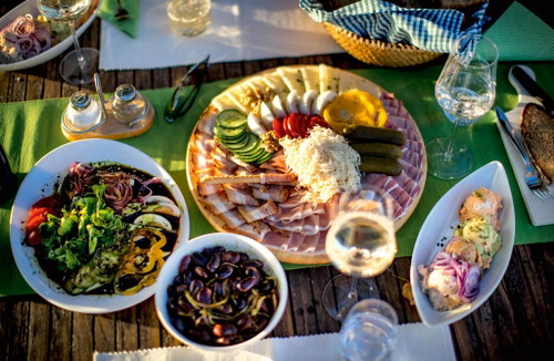 Aufschnitt und Salat mit Kernöl – Must-haves für jede Buschenschank-Jause.