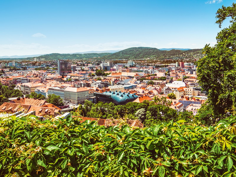 Blick vom Schlossberg auf Graz: Was sofort auffällt, ist das harmonische Miteinander von historisch und modern. Hier starten wir unser Wochenendabenteuer.