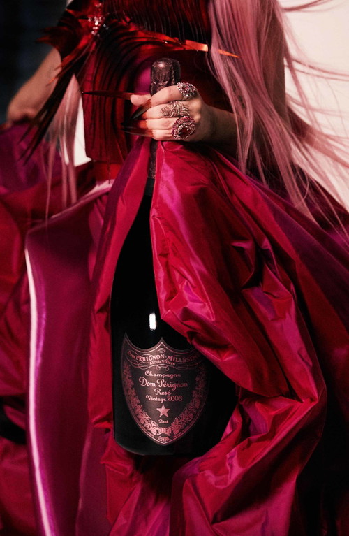 Die Kampagne setzt den Dom Pérignon Rosé in den Fokus.