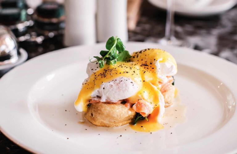 Eier hoch zwei im Egg Benedict – in der Hollandaise und pochiert.&nbsp;