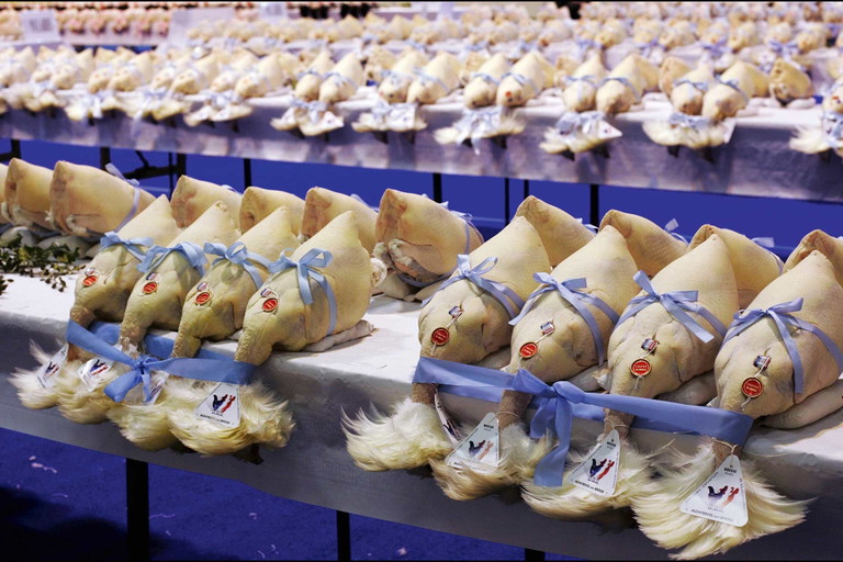 Bereit für die weltweite Spitzengastronomie:&nbsp;Bresse-Poulet ist das kulinarische&nbsp;Nonplusultra und wird vor der Schlachtung&nbsp;besonders bevorzugt behandelt.