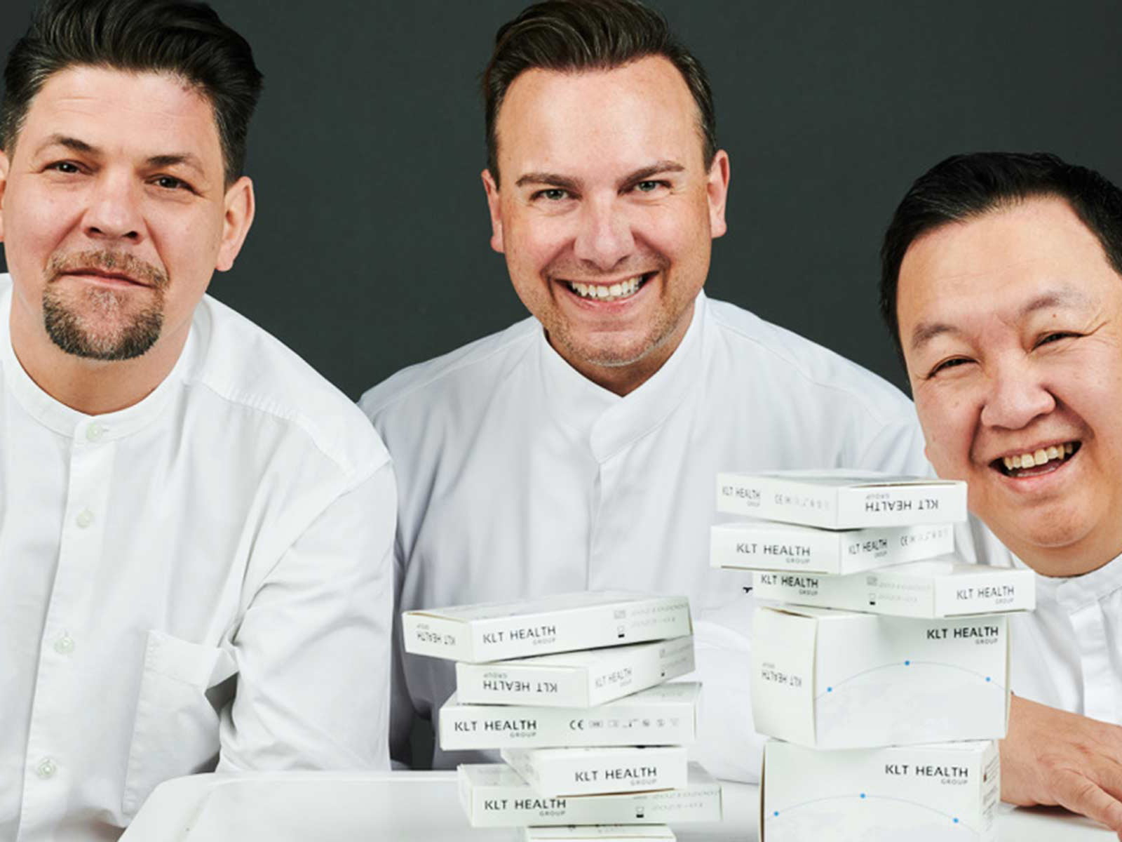 Die Top-Gastronomen Tim Mälzer, Tim Raue und The Duc Ngo vertreiben Corona-Tests unabhängig von öffentlichen Stellen.