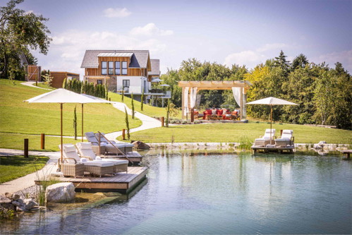 Auszeichnungen: Vom Connoisseur Circle 2019 zum »Besten Hotel Österreichs« in der Kategorie »Chalets« und 2020 in der Kategorie »Hideaways mit Flair«; weiters Gault&amp;Millau Award 2021 in der Kategorie »Die Besten Chalets 2021«, Hotel des Jahres beim Lifestyle-Insider Award 2020.