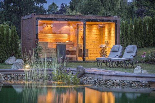 Der Naturschwimmteich und die Sauna im Resort.