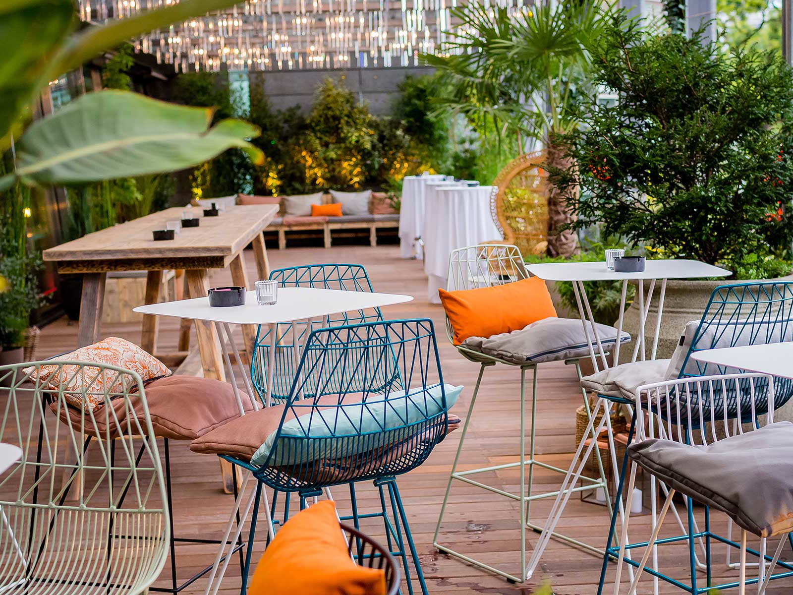 Die Dachterrasse des vegetarischen Restaurants «Hiltl» ist ab sofort wieder für Gäste geöffnet.