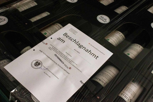 Beschlagnahmt. Schwarz auf weiß.