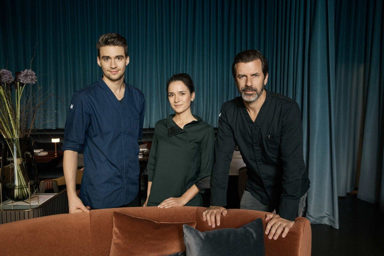 Daniel Zeindlhofer, Ines Triebenbacher und Andreas Caminada (v.l.n.r.) im «IGNIV» im «Hotel Marktgasse» im Zürcher Niederdorf. Das Design stammt von der renommierten spanische Architektin und Designerin Patricia Urquiola.