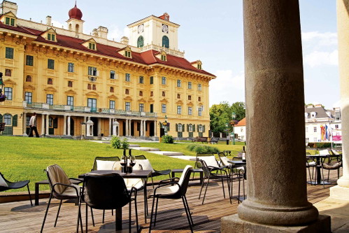 Die österreichweit größte Auswahl an burgenländischen Weinen bietet die Selektion Vinothek Burgenland in Eisenstadt. Ein Highlight ist die Terrasse mit Blick auf das Schloss Esterházy.&nbsp;