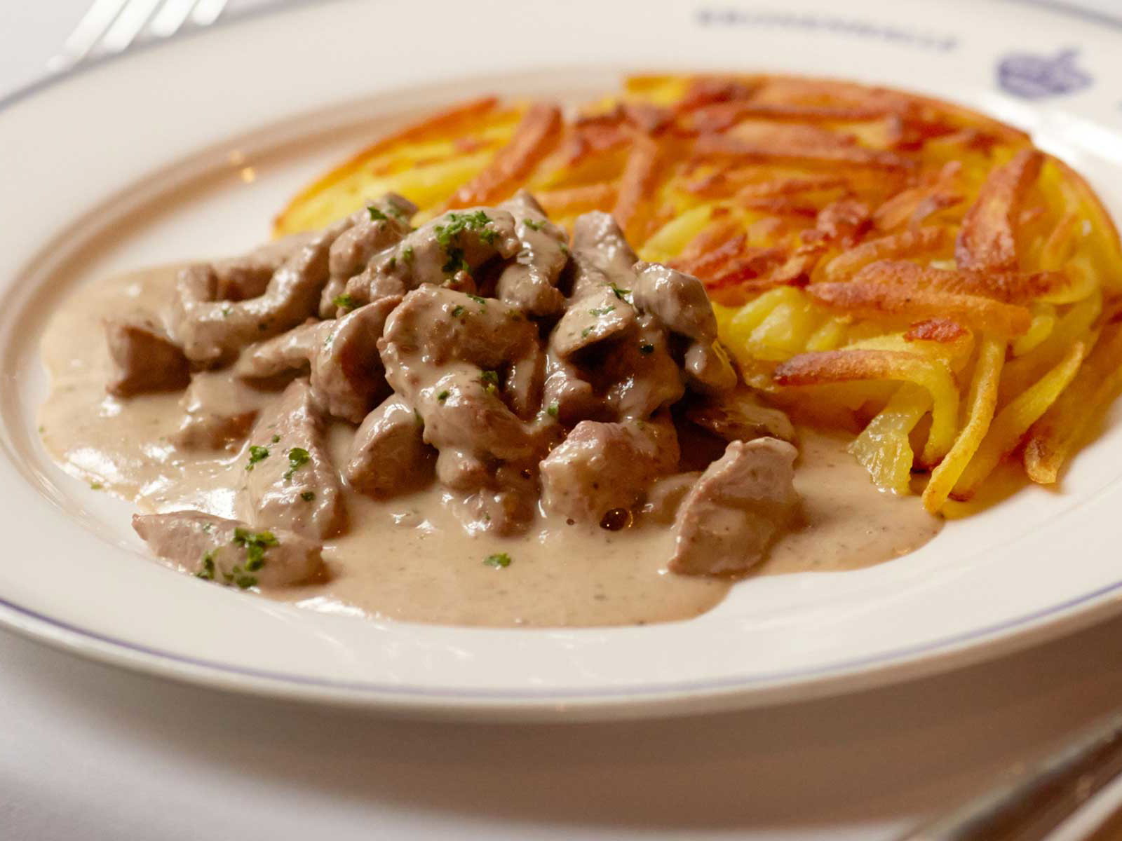 Im Restaurant »Kronenhalle« in Zürich wird das Zürcher Geschnetzelte traditionell mit Rösti serviert.