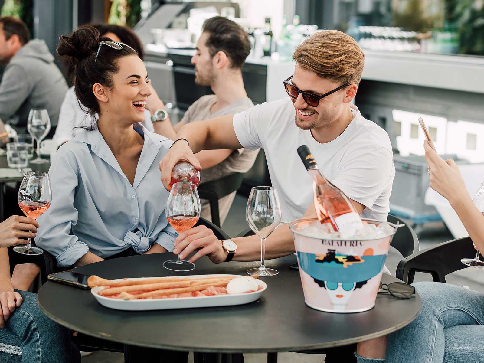 Ab 19. April dürfen Gäste wieder italienische Weine und Spezialitäten auf der Terrasse des «Piu Schiffbau» in Zürich geniessen.