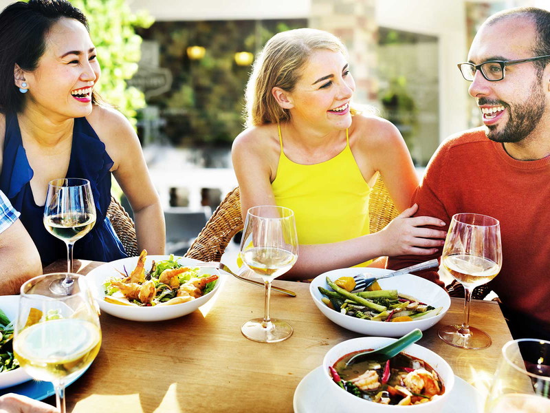 Danach sehnen wir uns alle: Mit Freunden unbeschwert ein Restaurant besuchen.