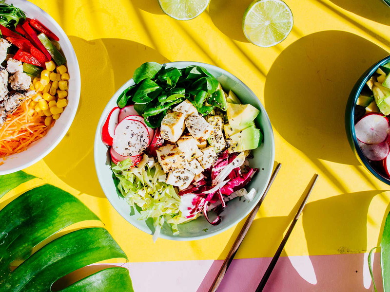 Poke Bowls sind bunt und gesund