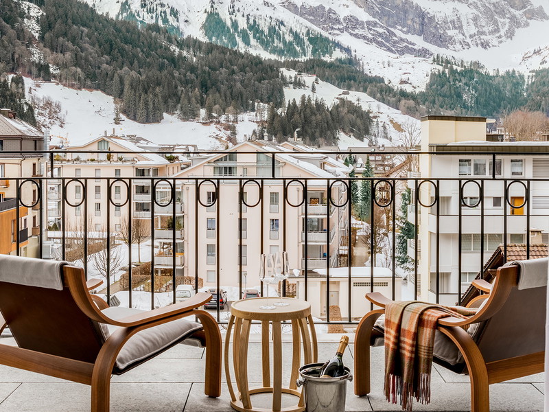 Die Zimmer des Luxushotels bieten einen einzigartigen Panoramablick auf die Berge.

