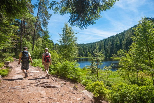 Wanderer am Herrernwieser See in Deutschland