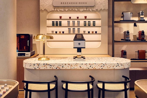 Im ersten Stock des&nbsp;Nespresso&nbsp;Atelier haben Besucher die Möglichkeit, ihre&nbsp;Nespresso Accessoires wie Kaffeetassen oder Travel Mugs gravieren zu lassen und dem Kaffee mit dem Milchschaumdrucker einen individuellen Print zu verleihen.&nbsp;