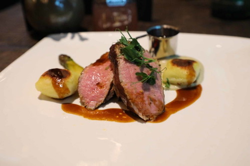 
Kalbsfilet rosa serviert mit Gemüse der Saison, Trüffel gefüllten Gnocchi, glasierten Honigschalotten und Hartreigel-Portwein-Jus.