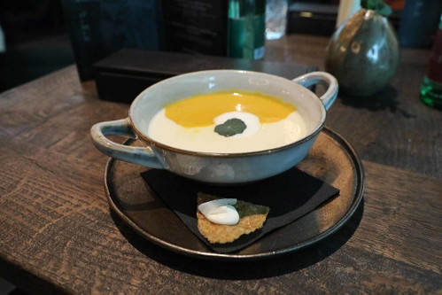 Dialog vom weißen Spargel mit Süßkartoffel-Curry-Lime Cremesuppe und Kokos-Créme Fraiche Chips.