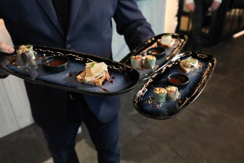 Vorspeise:&nbsp;Foie Gras auf knusprigem Nussbrot mit Morelleo Cherry, Hollunderfrucht Chutney und Thunfisch; Rotgarnelenröllchen mit Orangenfilet, Mango und Minze; und gerösteter Kremirinusscreme mit exotischer Teriyaki Sauce.