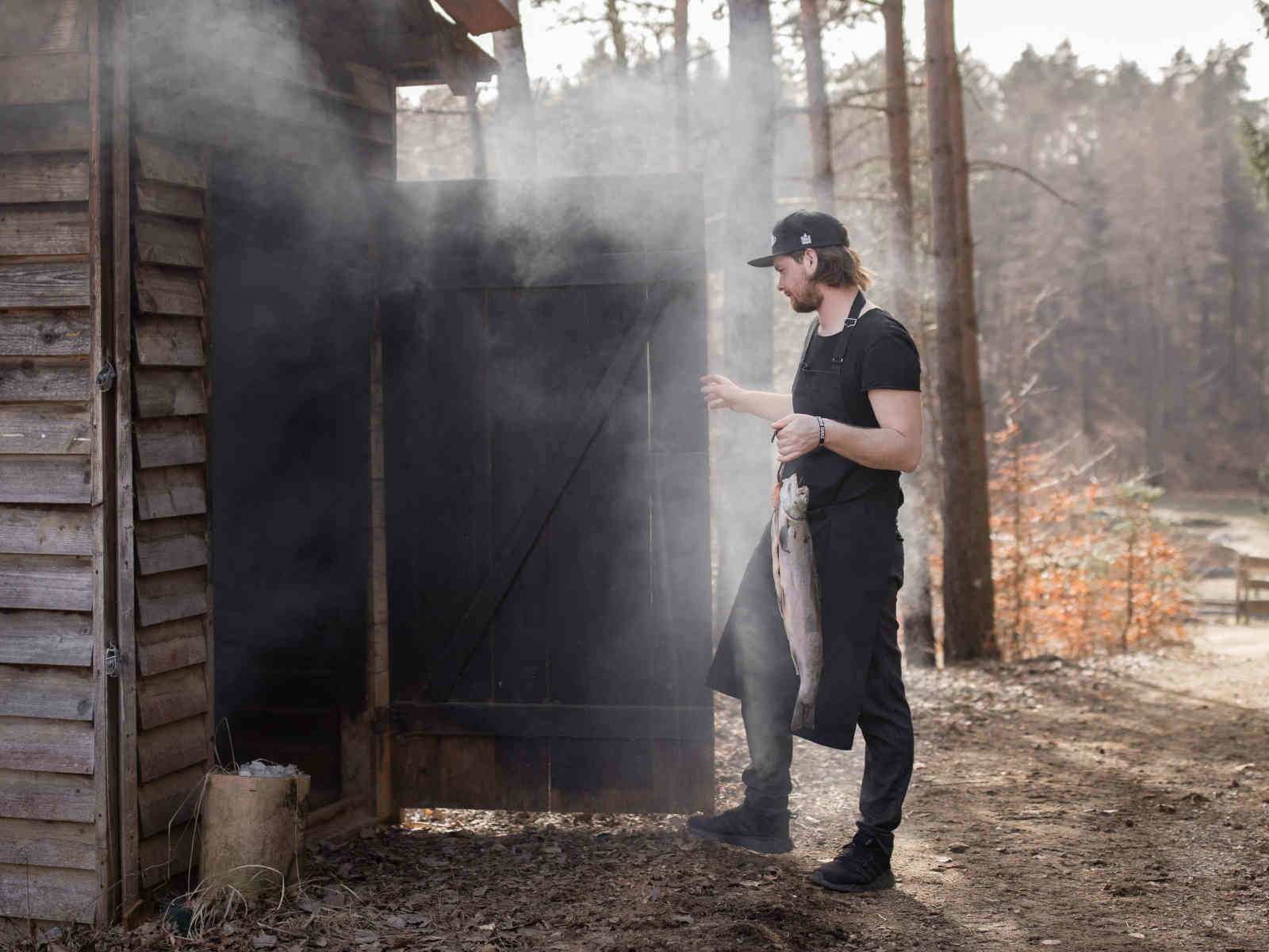 Johann Schmuck kocht beinahe ausschließlich mit dem, was er aus den nahen Wäldern, von den Wiesen oder aus den Flüssen schöpft.
