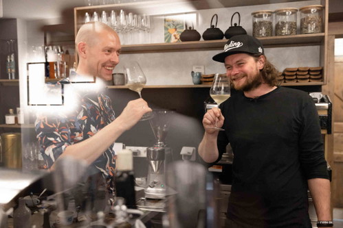 Sommelier Joachim Retz und »Broadmoar« Chef Johann Schmuck stoßen auf den Restart an.