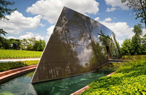 Château Carmes Haut-Brion, Bordeaux, Frankreich Philippe Starck lässt den Weinkeller als U-Boot aus einem Teich aufsteigen. les-carmes-haut-brion.com