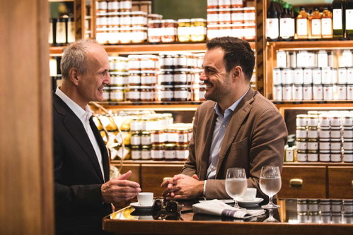 Das Lokal »Zum Schwarzen Kameel« ist ein Mikrokosmos wienerischer Genussfreude. Christian Zandonella besucht gerne Gastgeber Peter Friese (l.), um über die Wiener Gastrokultur zu sprechen.