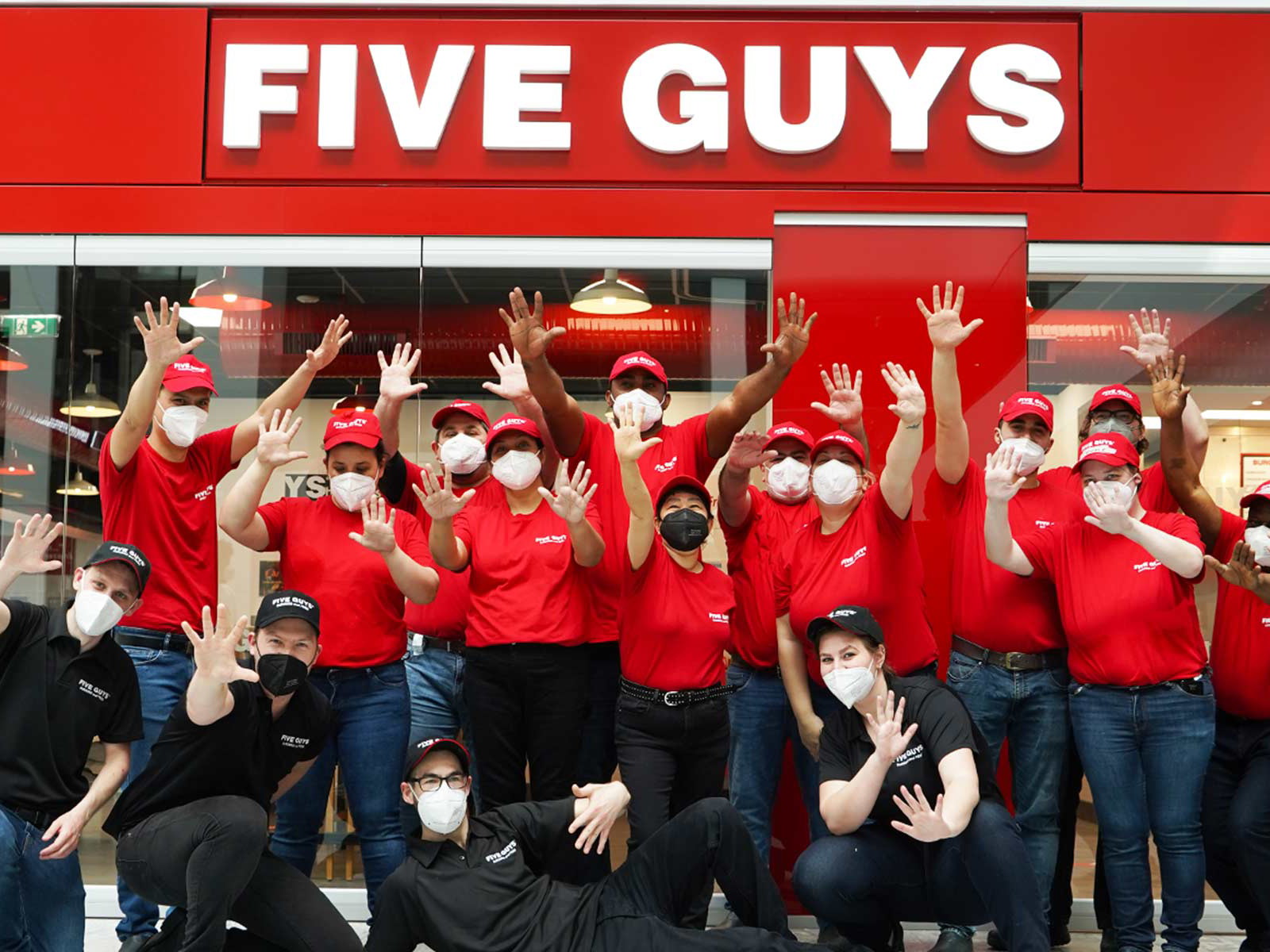 Die »Five Guys«-Crew vor der neuen Filiale in der Millenium City.