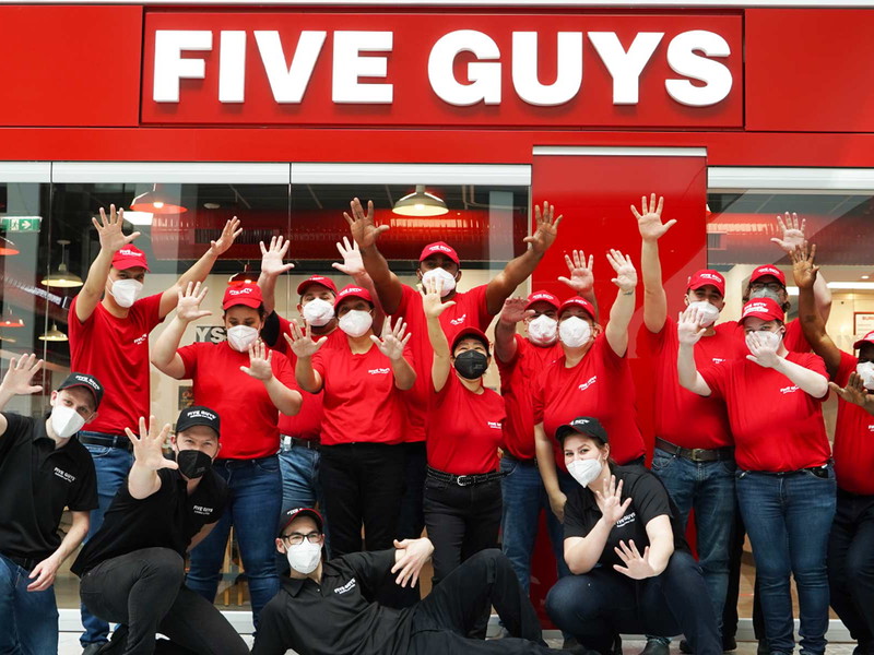 Die »Five Guys«-Crew vor der neuen Filiale in der Millenium City.