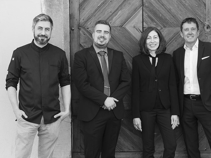 Spitzenkoch Flavio Fermi mit Restaurantleiter Michael Ruchti und dem Hotellerie-Ehepaar Eveline und Roland Tischhauser