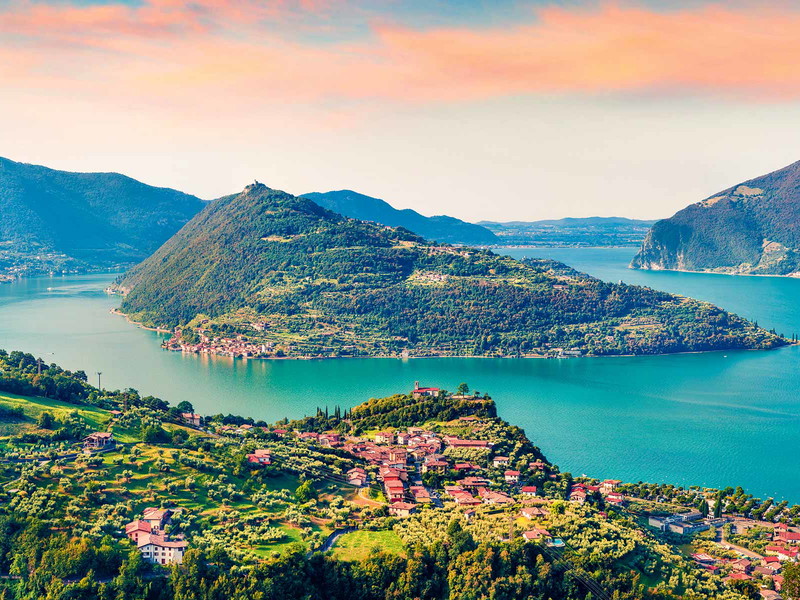 Der malerische Iseosee übt mildernden Einfluss auf das Klima in der Franciacorta aus.