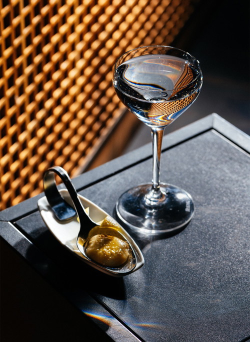 «Widder»-Drinks von Matteo Moscatelli: «Honor to Albert» mit Belvedere Lake Bartezek, Lillet blanc, Salt Solution und Adria’s Olive