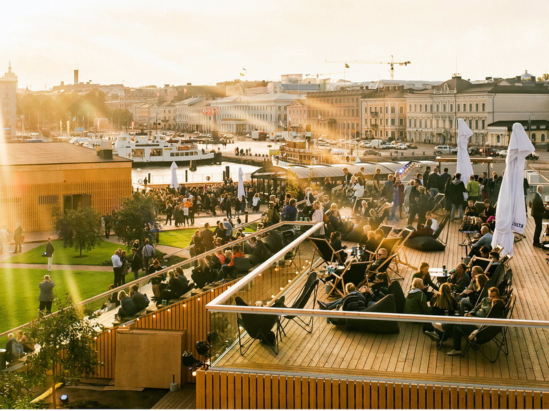 Im Allas Sea Pool kann man das ganze Jahr über seine Runden drehen. Den Drink danach genießt man mit herrlichem Blick auf den Hafen und die Altstadt.