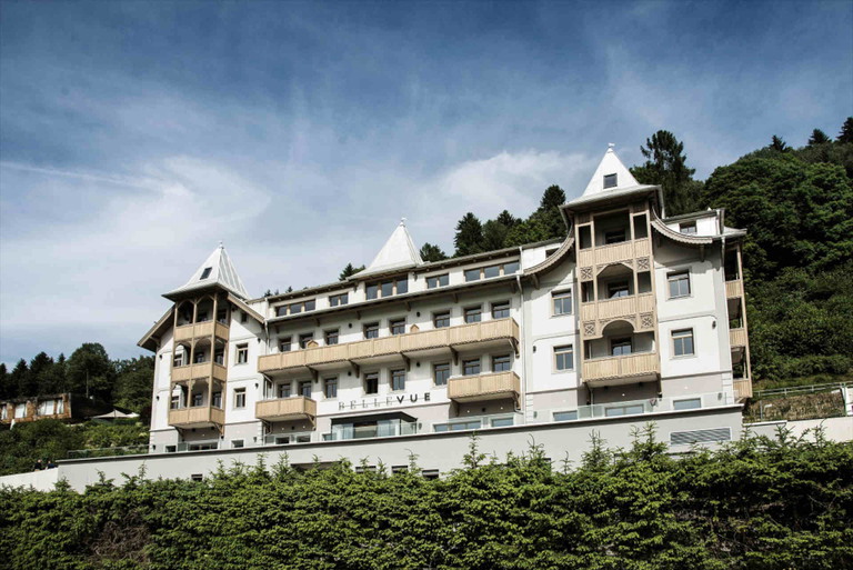 Das Hotel im Sommer.