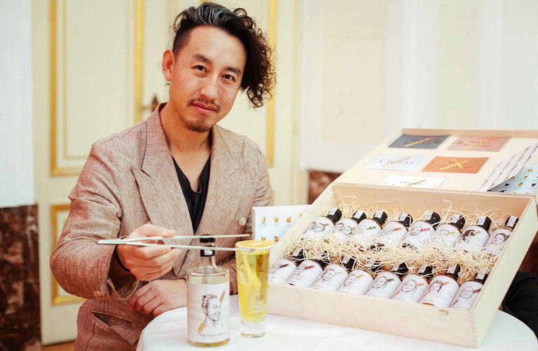 Für Bar-Star Kan Zuo, das Mastermind von »Drinks At Home«, sind »Bottled Cocktails« alles andere als eine pandemische Eintagsfliege. Bis jetzt gibt es 16 verschiedene Drinks zu kaufen.