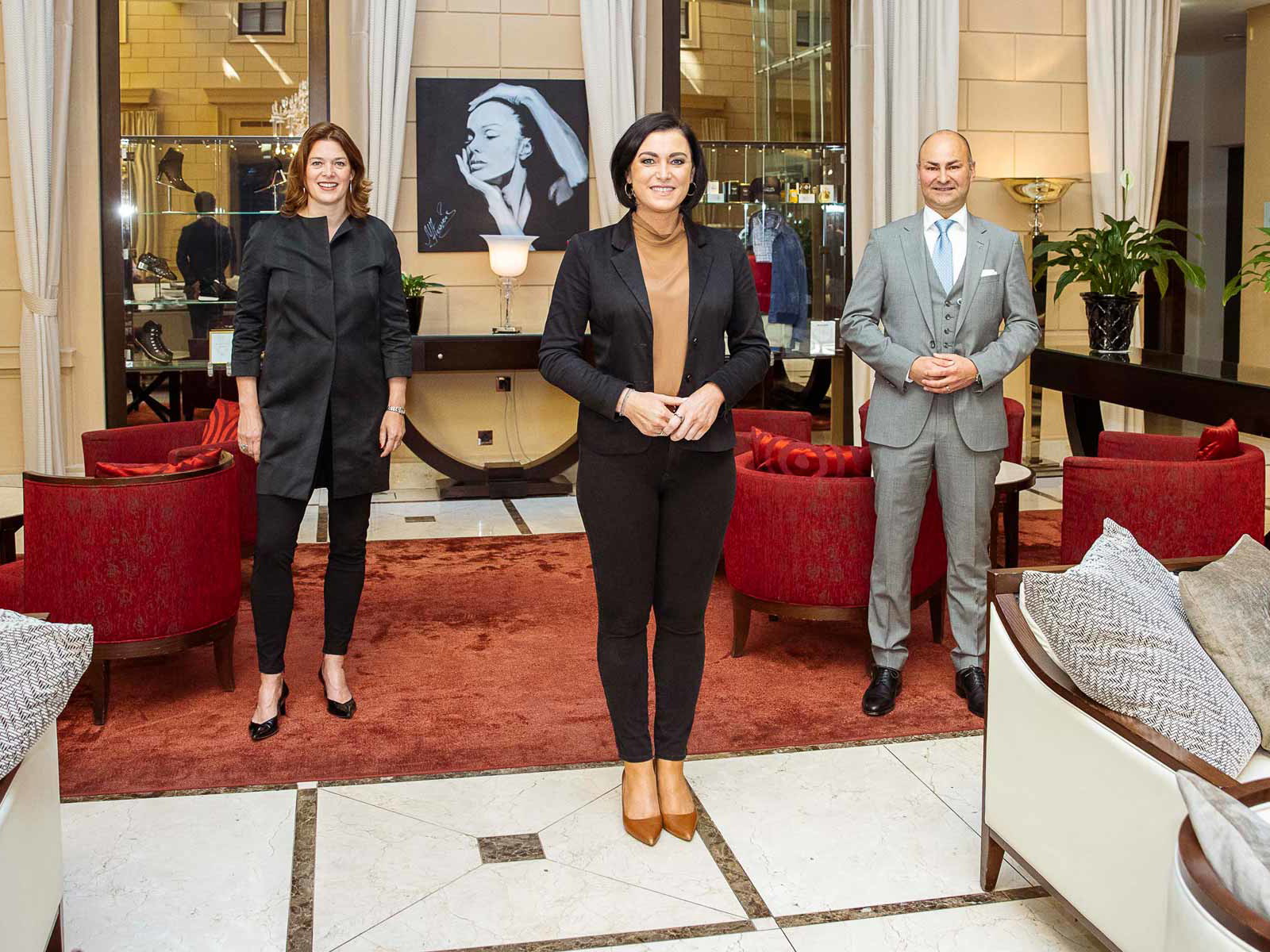 Andreas Keese (Hotel Sacher Wien), Monique Dekker (Park Hyatt Vienna), Tourismusministerin Elisabeth Köstinger,&nbsp;Florian Wille&nbsp;(Palais Hansen Kempinski) und&nbsp;Christian P. Lerner&nbsp;(Initiator der Aktion)