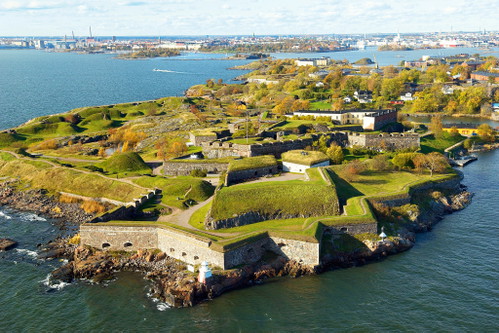 Ein Picknick auf der Seefestung Suomenlinna gehört bei schönem Wetter zu den Musts!