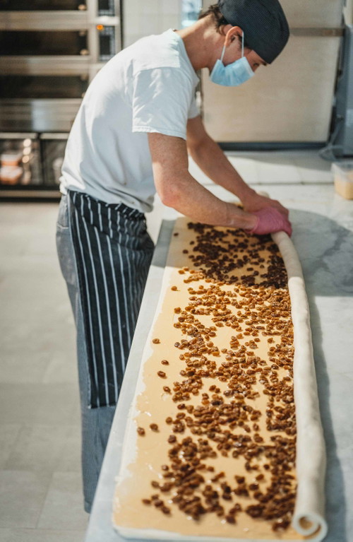 Co-Patissier Romain Noury beim Rollen des Teiges für die »Pains aux Raisins«.