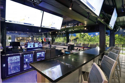 Sportsbar-Feeling: Das Interior ist schlicht und macht klar, dass sich das Ganze draußen abspielt.