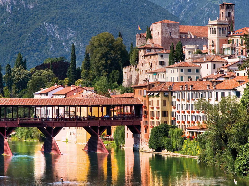 Bassano del Grappa è una tappa obbligata del tour del Veneto.