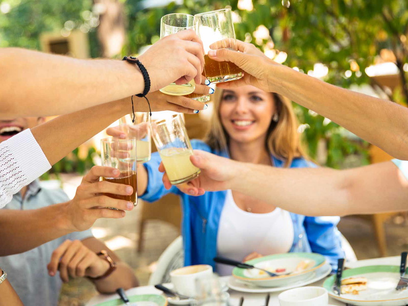 Outdoor dürfen schon 16 Menschen zusammen feiern.