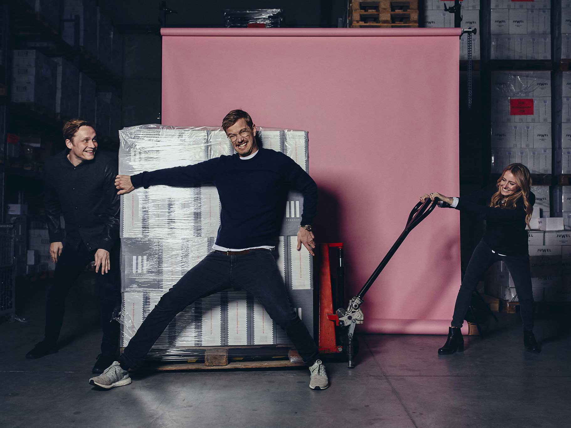 Matthias Schweighöfer,&nbsp;Juliane Eller und&nbsp;Joko Winterscheidt kreieren gemeinsam Weine.