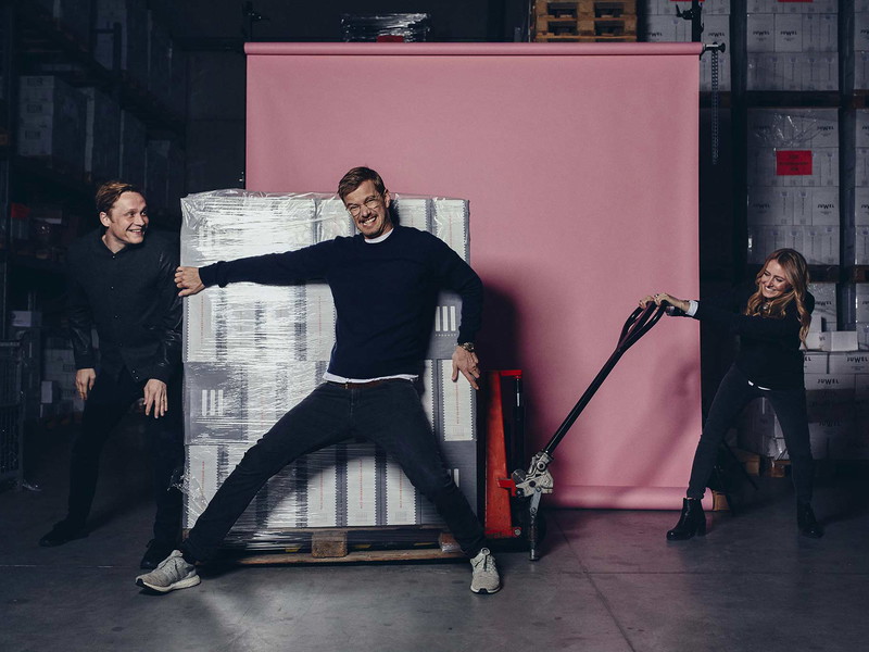 Matthias Schweighöfer,&nbsp;Juliane Eller und&nbsp;Joko Winterscheidt kreieren gemeinsam Weine.