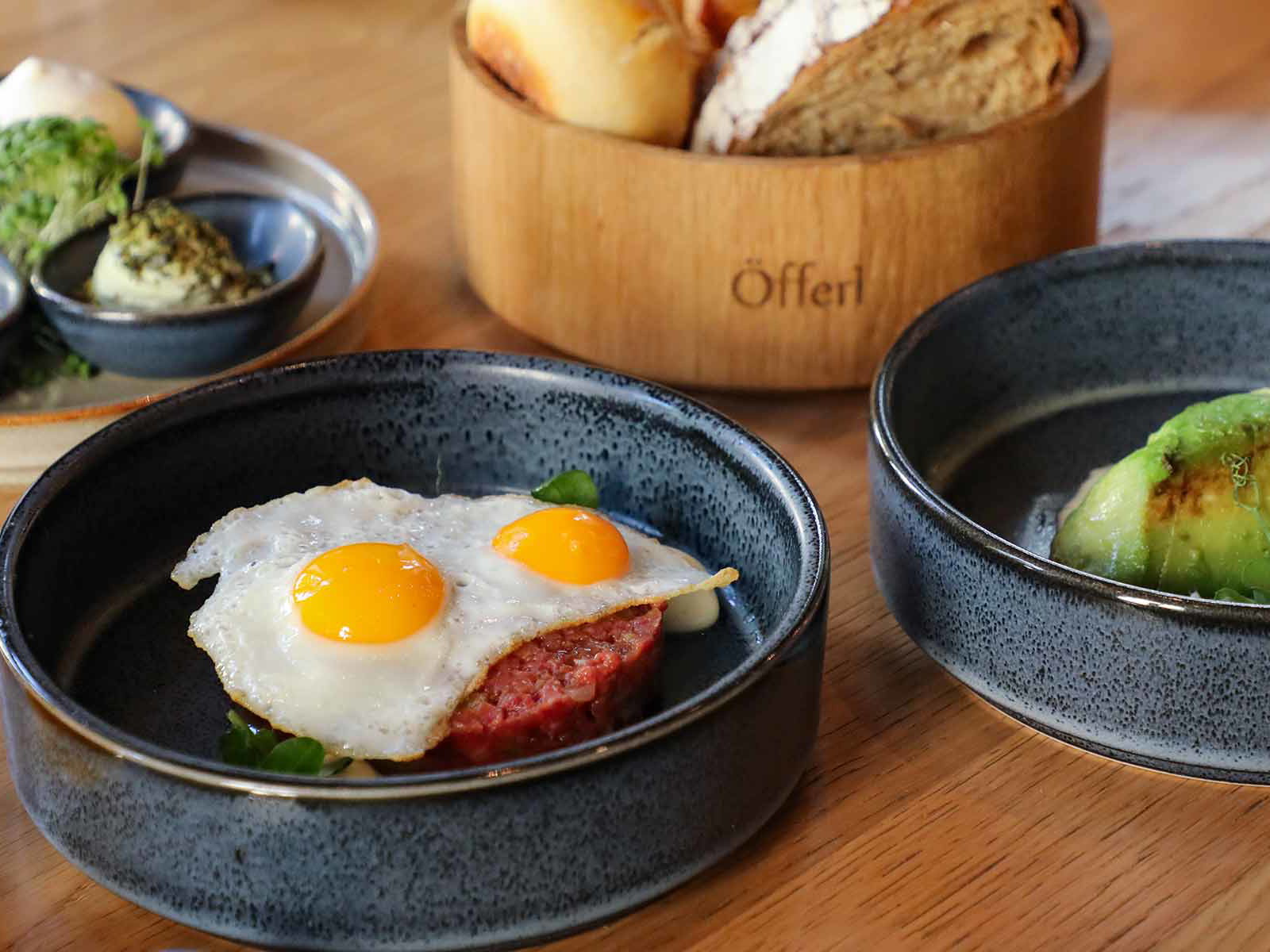 Beef Tartare mit Wachteleiern, Avocado