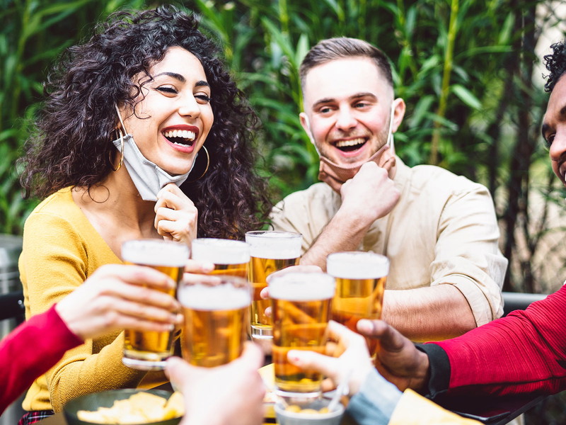 Endlich wieder möglich: Mit Freunden im Biergarte anstoßen.